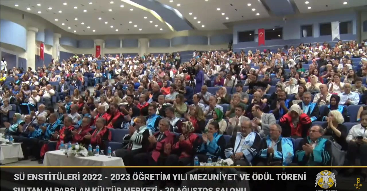 Selçuk Üniversitesi 2022 – 2023 öğretim yılı doktora ve yüksek lisans mezunları, 12.07.2023 tarihinde, 7 enstitünün birlikte düzenlediği “Mezuniyet ve Ödül Töreni”nde cübbelerini giydi.
